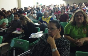 Profissionais da educação durante oficina em Manaus